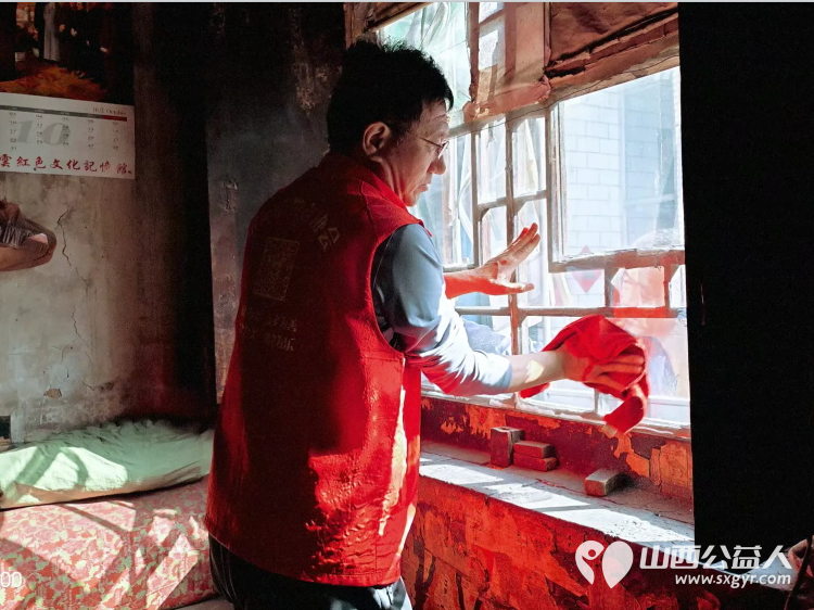 介休市敬老协会组织志愿者在张兰镇田堡村入户86岁特困王友庆老人家中为老人打扫室内外卫生刷洗锅碗瓢盆洗漱做饭包饺子 - 第6张