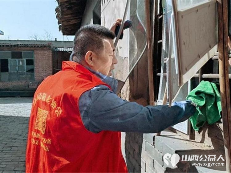 介休市敬老协会组织志愿者在张兰镇田堡村入户86岁特困王友庆老人家中为老人打扫室内外卫生刷洗锅碗瓢盆洗漱做饭包饺子 - 第8张