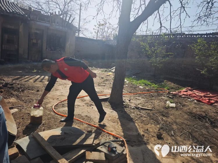 介休市敬老协会志愿者在张兰镇田堡村入户81岁特困马福文老人家中为老人打扫室内外卫生洗漱做饭包饺子 - 第10张