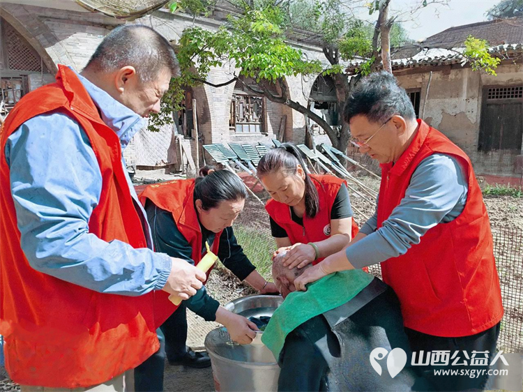 介休市敬老协会志愿者在张兰镇田堡村入户81岁特困马福文老人家中为老人打扫室内外卫生洗漱做饭包饺子 - 第3张