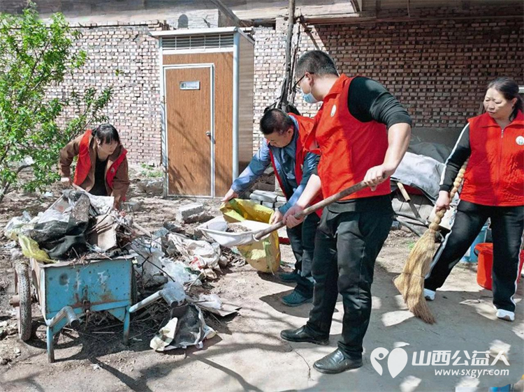 介休市敬老协会志愿者在张兰镇田堡村入户81岁特困马福文老人家中为老人打扫室内外卫生洗漱做饭包饺子 - 第11张