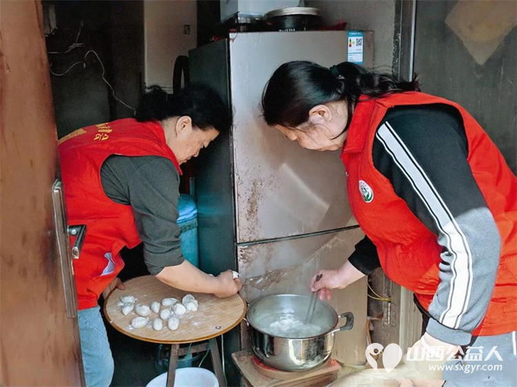 介休市敬老协会志愿者在张兰镇田堡村入户81岁特困马福文老人家中为老人打扫室内外卫生洗漱做饭包饺子 - 第7张