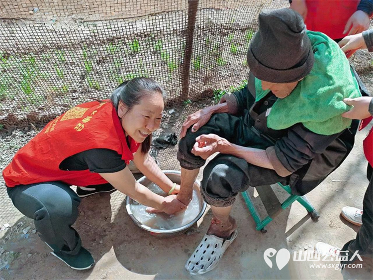 介休市敬老协会志愿者在张兰镇田堡村入户81岁特困马福文老人家中为老人打扫室内外卫生洗漱做饭包饺子 - 第9张