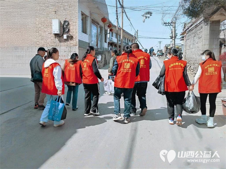 介休市敬老协会志愿者在张兰镇田堡村入户81岁特困马福文老人家中为老人打扫室内外卫生洗漱做饭包饺子 - 第2张