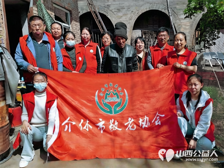 介休市敬老协会志愿者在张兰镇田堡村入户81岁特困马福文老人家中为老人打扫室内外卫生洗漱做饭包饺子 - 第1张