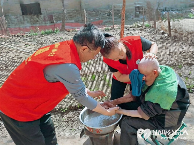 介休市敬老协会志愿者在张兰镇田堡村入户81岁特困马福文老人家中为老人打扫室内外卫生洗漱做饭包饺子 - 第5张