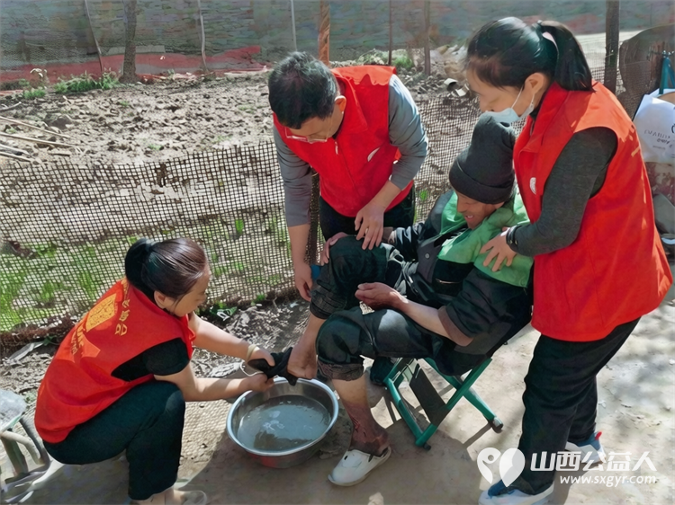 介休市敬老协会志愿者在张兰镇田堡村入户81岁特困马福文老人家中为老人打扫室内外卫生洗漱做饭包饺子 - 第8张