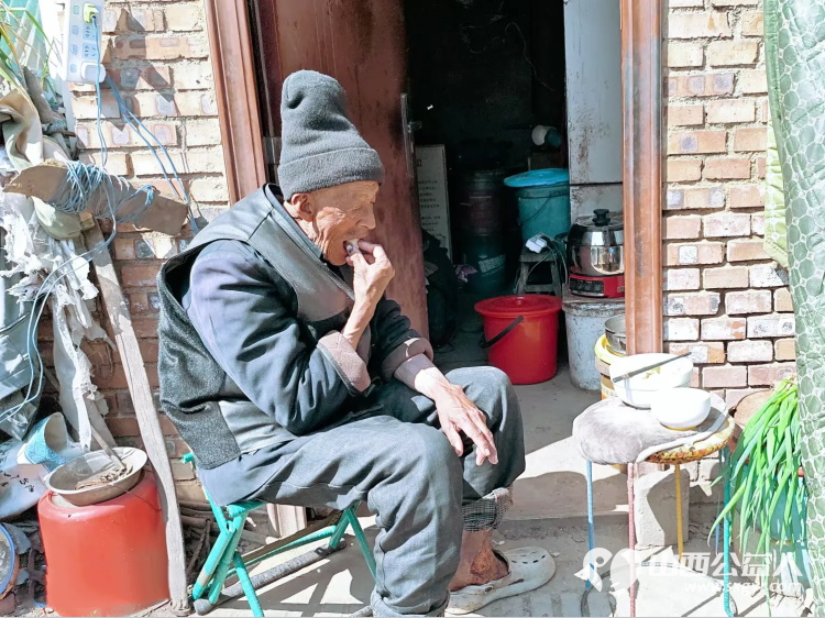 介休市敬老协会志愿者在张兰镇田堡村入户81岁特困马福文老人家中为老人打扫室内外卫生洗漱做饭包饺子 - 第6张