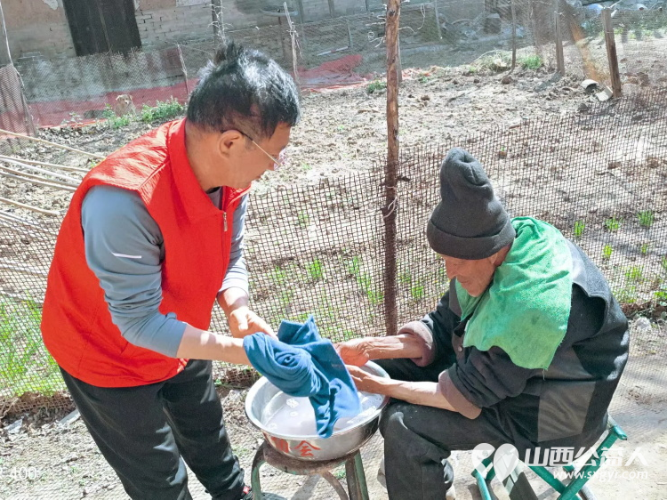 介休市敬老协会志愿者在张兰镇田堡村入户81岁特困马福文老人家中为老人打扫室内外卫生洗漱做饭包饺子 - 第4张