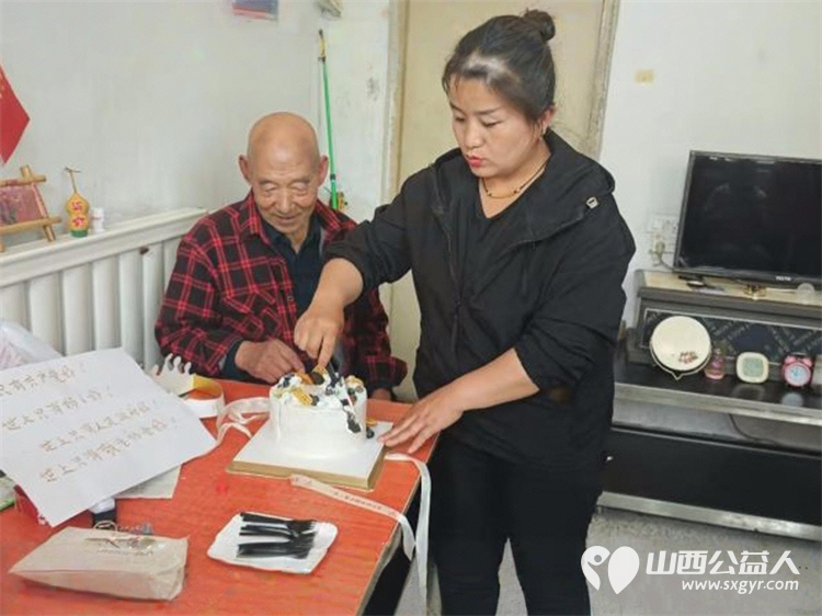 介休市敬老协会给宋古乡三道河村王士功老人过生日一份生日祝福一片赤诚爱心用温暖陪伴长者晚年 - 第5张