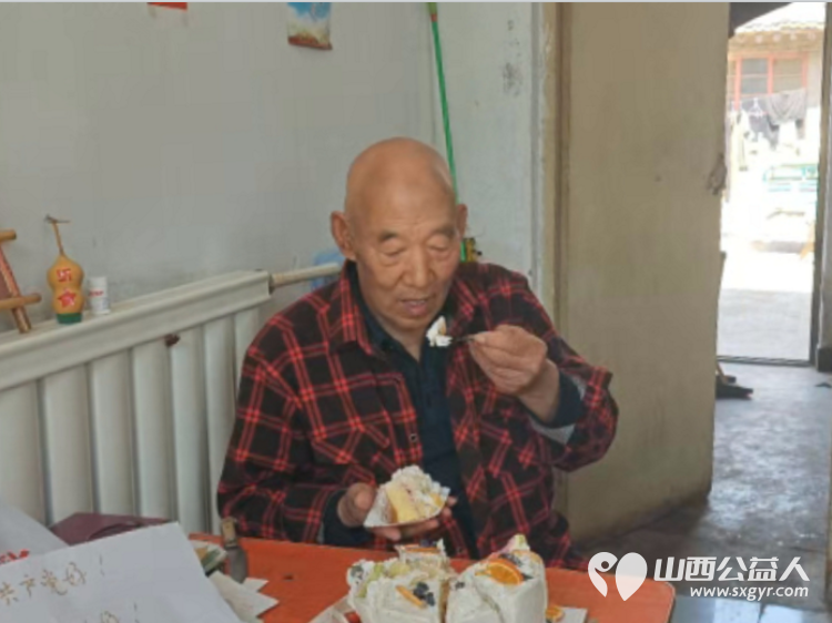 介休市敬老协会给宋古乡三道河村王士功老人过生日一份生日祝福一片赤诚爱心用温暖陪伴长者晚年 - 第7张