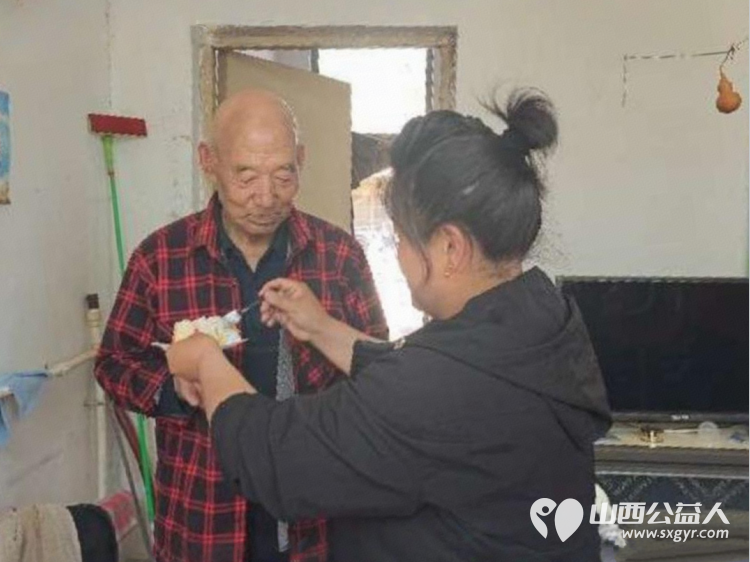 介休市敬老协会给宋古乡三道河村王士功老人过生日一份生日祝福一片赤诚爱心用温暖陪伴长者晚年 - 第6张