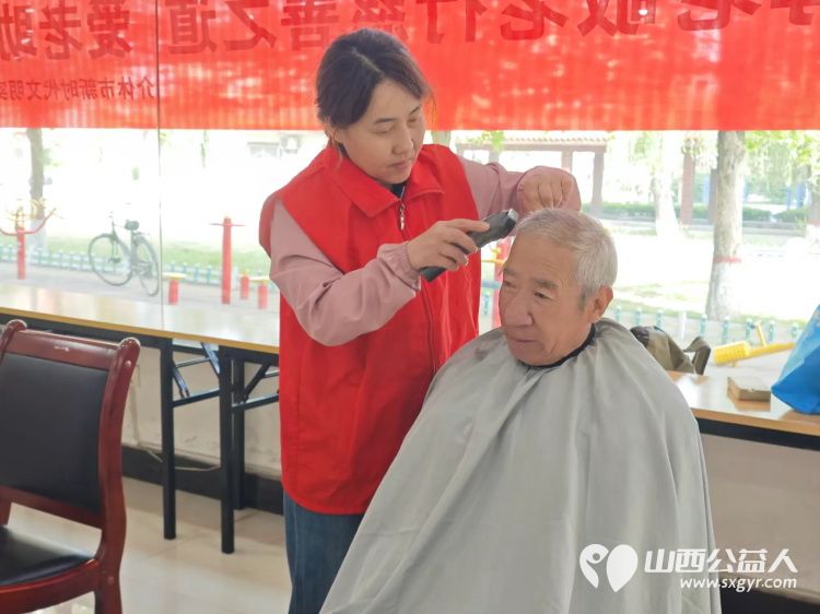 志愿服务进社区健康活动暖人心----介休市敬老协会组织志愿者2026年4月22日在介休市西南街道光明路社区为社区所有老人爱心理发义诊 - 第13张