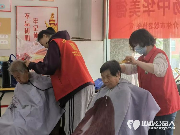 志愿服务进社区健康活动暖人心----介休市敬老协会组织志愿者2026年4月22日在介休市西南街道光明路社区为社区所有老人爱心理发义诊 - 第12张