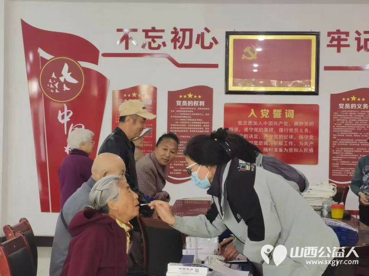 志愿服务进社区健康活动暖人心----介休市敬老协会组织志愿者2026年4月22日在介休市西南街道光明路社区为社区所有老人爱心理发义诊 - 第26张