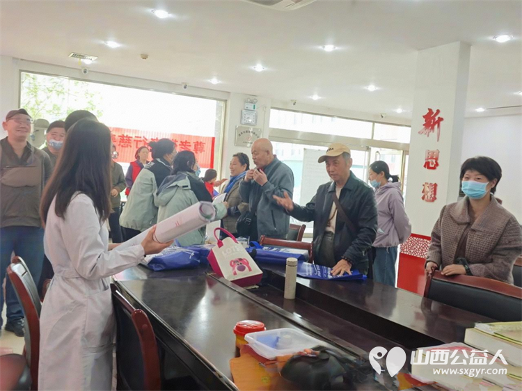 志愿服务进社区健康活动暖人心----介休市敬老协会组织志愿者2026年4月22日在介休市西南街道光明路社区为社区所有老人爱心理发义诊 - 第25张