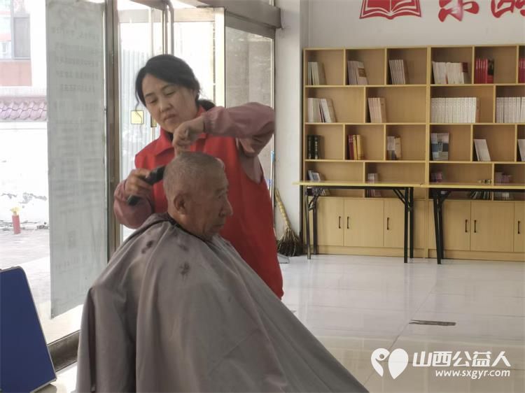 志愿服务进社区健康活动暖人心----介休市敬老协会组织志愿者2026年4月22日在介休市西南街道光明路社区为社区所有老人爱心理发义诊 - 第11张