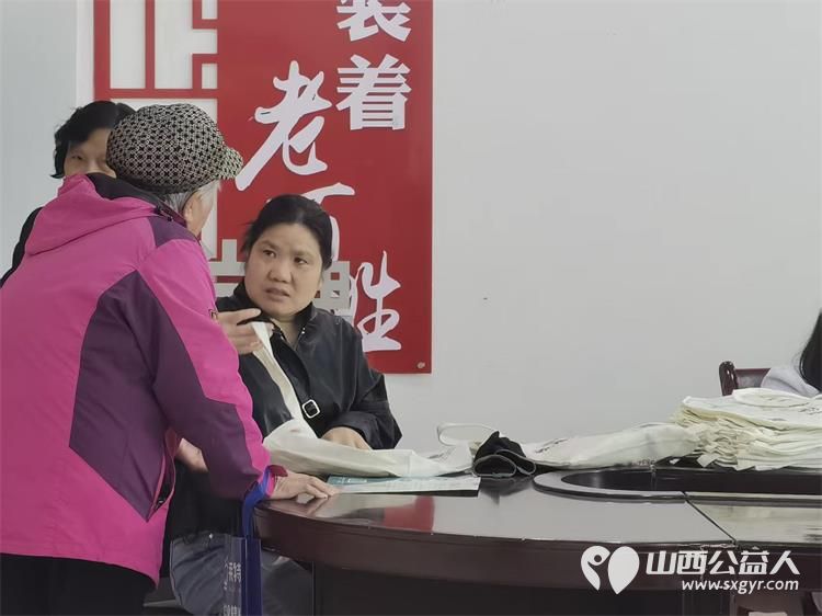 志愿服务进社区健康活动暖人心----介休市敬老协会组织志愿者2026年4月22日在介休市西南街道光明路社区为社区所有老人爱心理发义诊 - 第15张