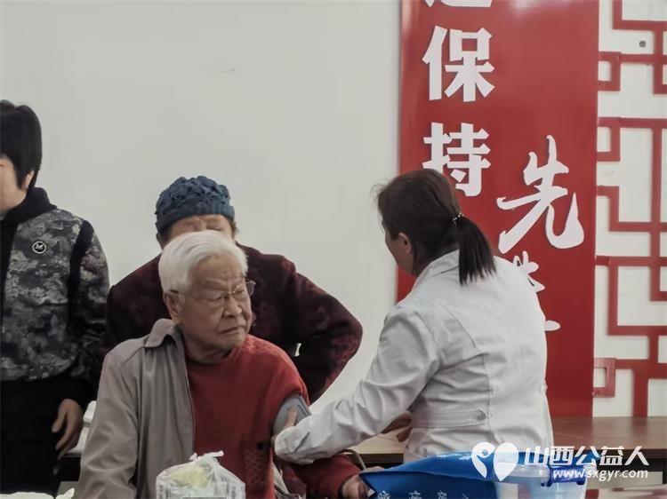 志愿服务进社区健康活动暖人心----介休市敬老协会组织志愿者2026年4月22日在介休市西南街道光明路社区为社区所有老人爱心理发义诊 - 第21张