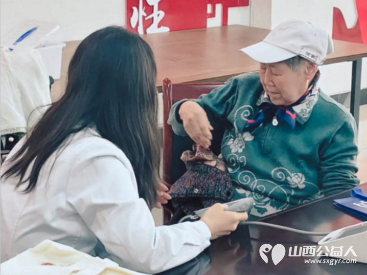 志愿服务进社区健康活动暖人心----介休市敬老协会组织志愿者2026年4月22日在介休市西南街道光明路社区为社区所有老人爱心理发义诊 - 第17张