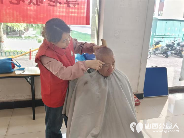 志愿服务进社区健康活动暖人心----介休市敬老协会组织志愿者2026年4月22日在介休市西南街道光明路社区为社区所有老人爱心理发义诊 - 第10张