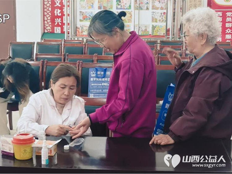 志愿服务进社区健康活动暖人心----介休市敬老协会组织志愿者2026年4月22日在介休市西南街道光明路社区为社区所有老人爱心理发义诊 - 第16张