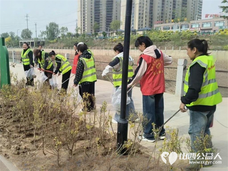 守护文峪河畔绿色家园----文水县爱心帮扶志愿者协会开展4.22世界地球日环保行动组织志愿者开展白色垃圾专项捡拾行动以实际行动守护文峪河畔生态环境 - 第3张