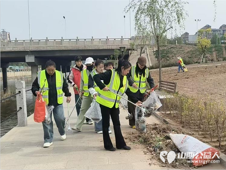守护文峪河畔绿色家园----文水县爱心帮扶志愿者协会开展4.22世界地球日环保行动组织志愿者开展白色垃圾专项捡拾行动以实际行动守护文峪河畔生态环境 - 第11张