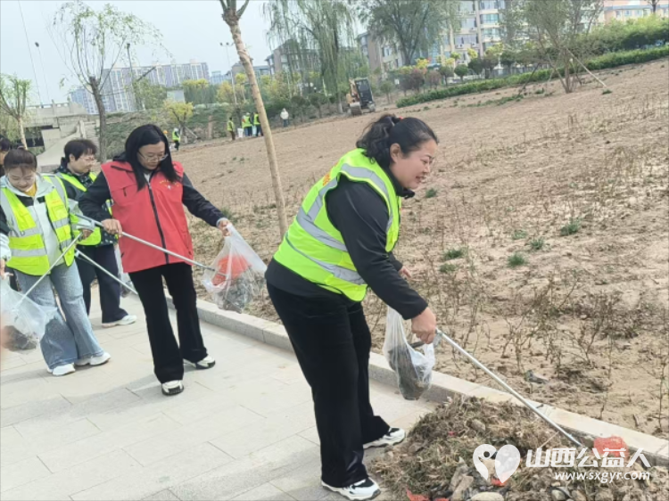 守护文峪河畔绿色家园----文水县爱心帮扶志愿者协会开展4.22世界地球日环保行动组织志愿者开展白色垃圾专项捡拾行动以实际行动守护文峪河畔生态环境 - 第8张