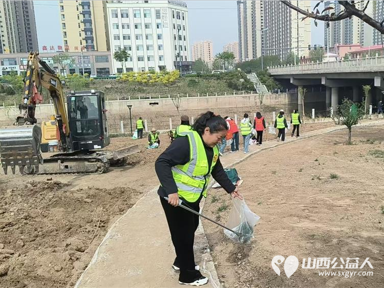 守护文峪河畔绿色家园----文水县爱心帮扶志愿者协会开展4.22世界地球日环保行动组织志愿者开展白色垃圾专项捡拾行动以实际行动守护文峪河畔生态环境 - 第10张