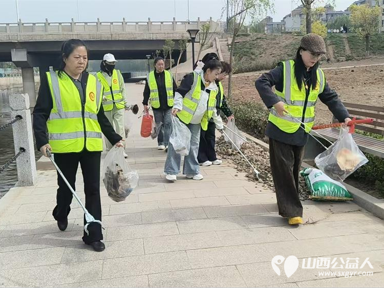 守护文峪河畔绿色家园----文水县爱心帮扶志愿者协会开展4.22世界地球日环保行动组织志愿者开展白色垃圾专项捡拾行动以实际行动守护文峪河畔生态环境 - 第9张