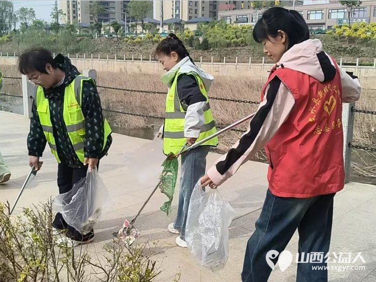 守护文峪河畔绿色家园----文水县爱心帮扶志愿者协会开展4.22世界地球日环保行动组织志愿者开展白色垃圾专项捡拾行动以实际行动守护文峪河畔生态环境 - 第5张