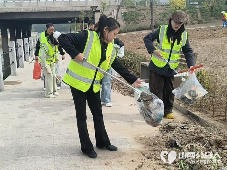 守护文峪河畔绿色家园----文水县爱心帮扶志愿者协会开展4.22世界地球日环保行动组织志愿者开展白色垃圾专项捡拾行动以实际行动守护文峪河畔生态环境 - 第6张