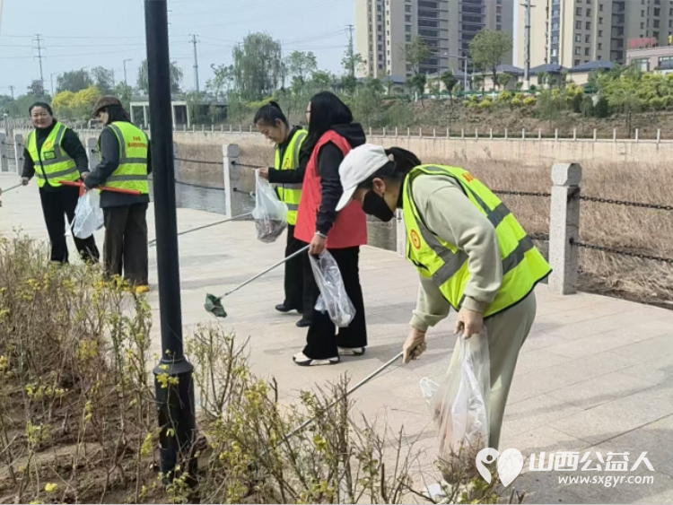守护文峪河畔绿色家园----文水县爱心帮扶志愿者协会开展4.22世界地球日环保行动组织志愿者开展白色垃圾专项捡拾行动以实际行动守护文峪河畔生态环境 - 第7张