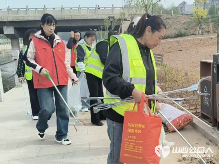 守护文峪河畔绿色家园----文水县爱心帮扶志愿者协会开展4.22世界地球日环保行动组织志愿者开展白色垃圾专项捡拾行动以实际行动守护文峪河畔生态环境 - 第4张