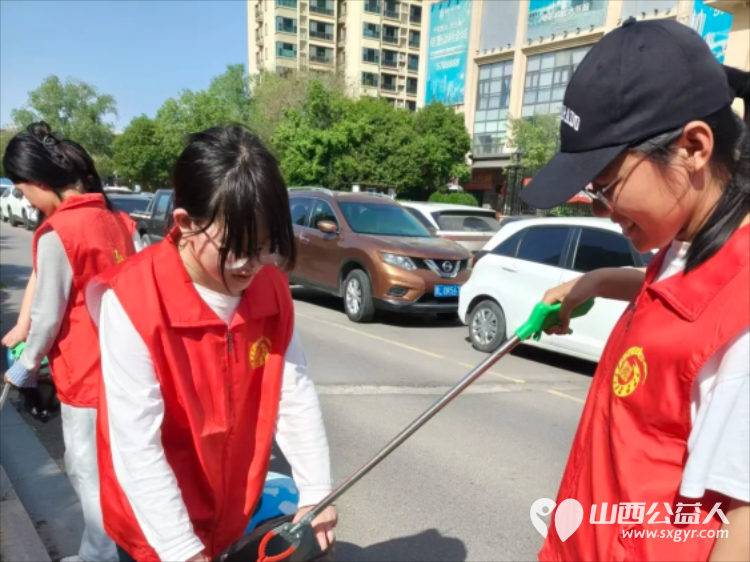 时时文明花处处志愿红 临汾市护苗爱心志愿服务队志愿者走进尧都区尧乡社区、新百汇社区穿梭街巷楼道动手清垃圾扫死角理杂物整环境实打实改善小区面貌 - 第2张