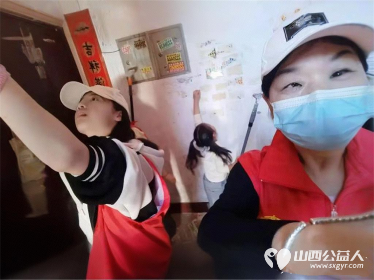 时时文明花处处志愿红 临汾市护苗爱心志愿服务队志愿者走进尧都区尧乡社区、新百汇社区穿梭街巷楼道动手清垃圾扫死角理杂物整环境实打实改善小区面貌 - 第3张