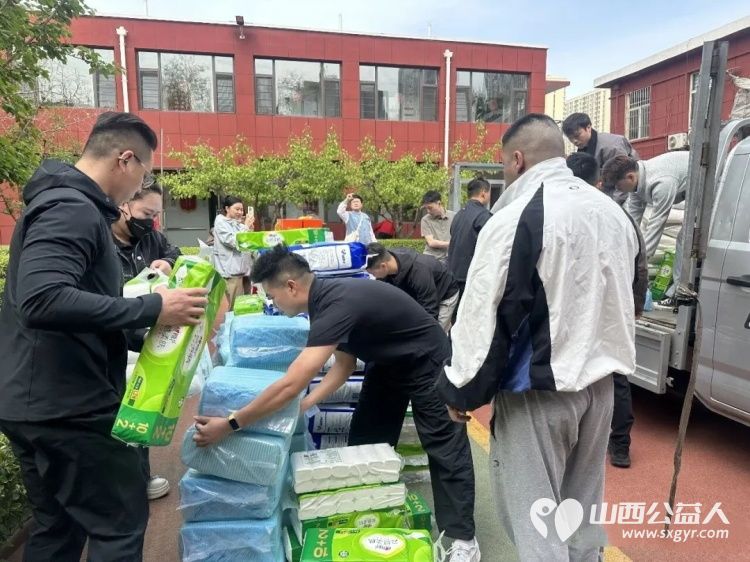 不只是汗水与力量更是责任与光芒 来自太原市轻奢运动的教练志愿者们带着满满的关怀与诚意来到太原市比家美养老院送来生活物资 - 第2张