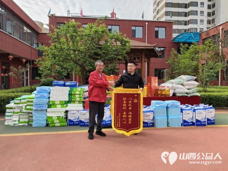 不只是汗水与力量更是责任与光芒 来自太原市轻奢运动的教练志愿者们带着满满的关怀与诚意来到太原市比家美养老院送来生活物资 - 第3张