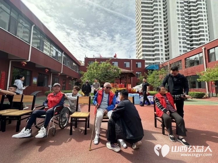 不只是汗水与力量更是责任与光芒 来自太原市轻奢运动的教练志愿者们带着满满的关怀与诚意来到太原市比家美养老院送来生活物资 - 第4张