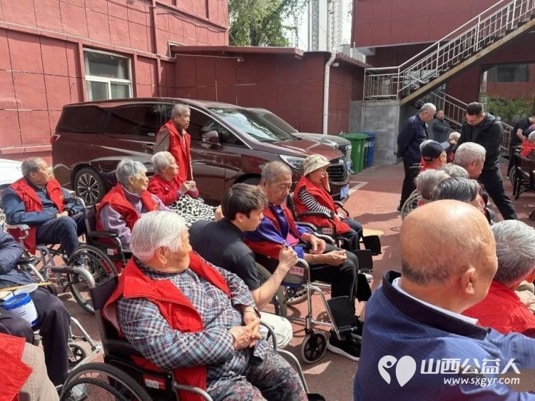 不只是汗水与力量更是责任与光芒 来自太原市轻奢运动的教练志愿者们带着满满的关怀与诚意来到太原市比家美养老院送来生活物资 - 第6张