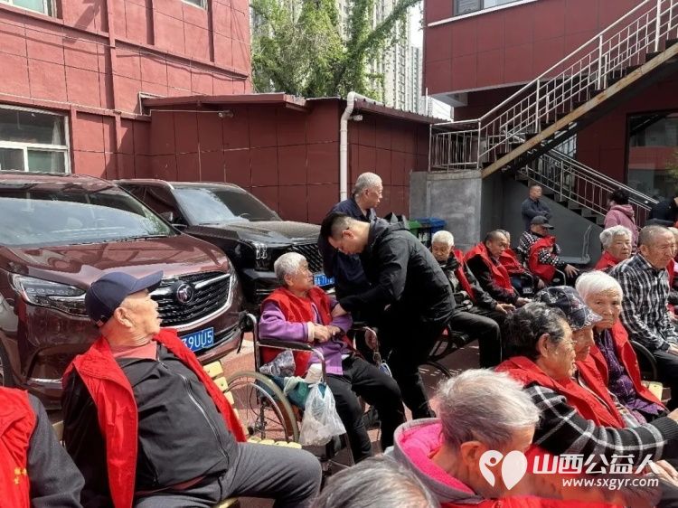 不只是汗水与力量更是责任与光芒 来自太原市轻奢运动的教练志愿者们带着满满的关怀与诚意来到太原市比家美养老院送来生活物资 - 第5张