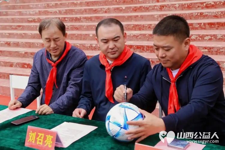 山西省海养慈善基金会第四期明星公益行温情启幕走进了平遥县襄垣乡初级中学校捐赠了2架崭新的钢琴建立起音乐屋同时还捐赠了精心挑选的优质图书建立起爱心图书屋 - 第2张