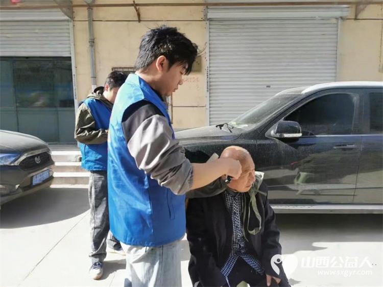 最美人间四月天 长治市小雨点公益志愿者协会利用周末星期六放弃休息放弃和家人团聚的好时光来到隆福饭店免费素食餐厅老人们中间为老人义务理发 - 第9张