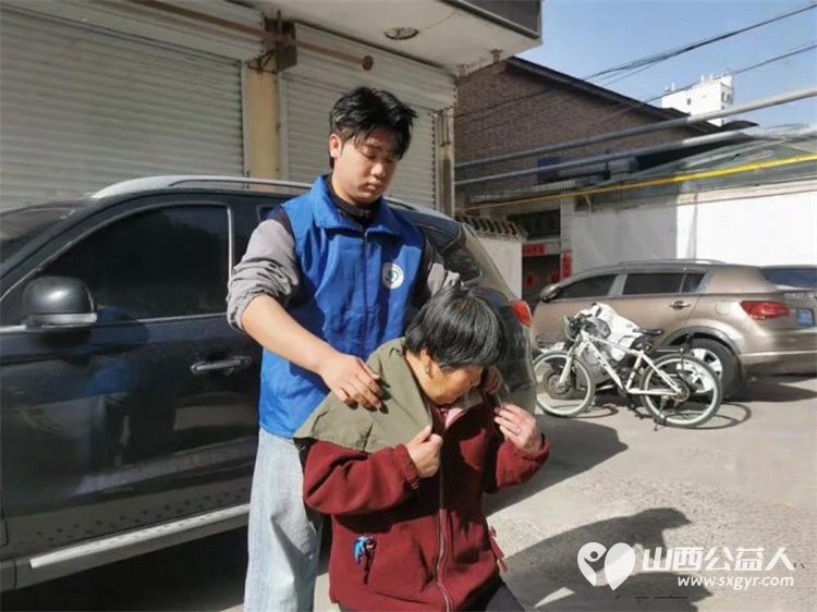 最美人间四月天 长治市小雨点公益志愿者协会利用周末星期六放弃休息放弃和家人团聚的好时光来到隆福饭店免费素食餐厅老人们中间为老人义务理发 - 第7张