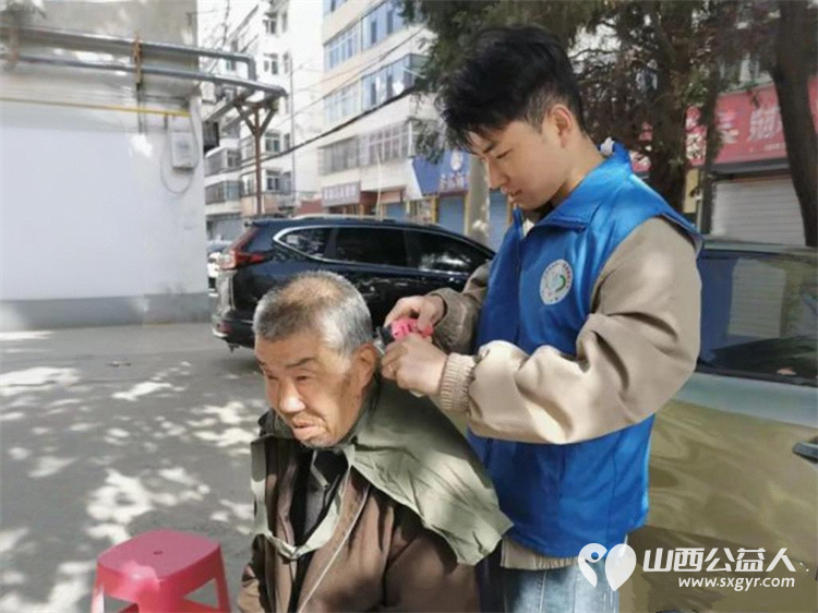 最美人间四月天 长治市小雨点公益志愿者协会利用周末星期六放弃休息放弃和家人团聚的好时光来到隆福饭店免费素食餐厅老人们中间为老人义务理发 - 第6张