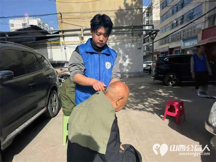 最美人间四月天 长治市小雨点公益志愿者协会利用周末星期六放弃休息放弃和家人团聚的好时光来到隆福饭店免费素食餐厅老人们中间为老人义务理发 - 第3张