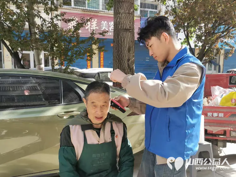 最美人间四月天 长治市小雨点公益志愿者协会利用周末星期六放弃休息放弃和家人团聚的好时光来到隆福饭店免费素食餐厅老人们中间为老人义务理发 - 第4张