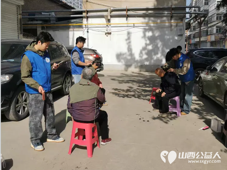 最美人间四月天 长治市小雨点公益志愿者协会利用周末星期六放弃休息放弃和家人团聚的好时光来到隆福饭店免费素食餐厅老人们中间为老人义务理发 - 第2张