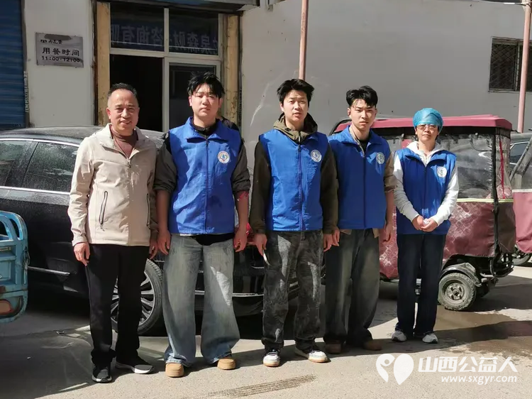 最美人间四月天 长治市小雨点公益志愿者协会利用周末星期六放弃休息放弃和家人团聚的好时光来到隆福饭店免费素食餐厅老人们中间为老人义务理发 - 第1张